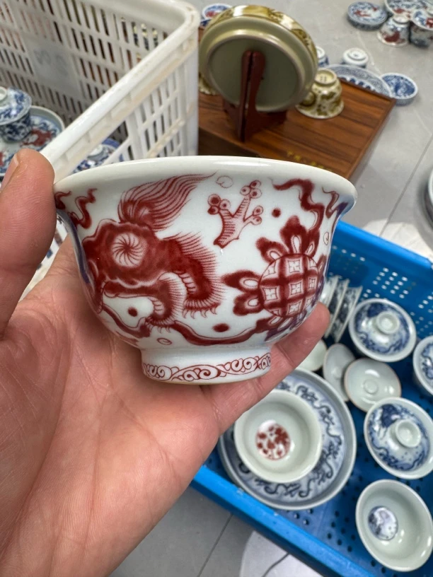 景德镇釉里红狮子大压手主人杯