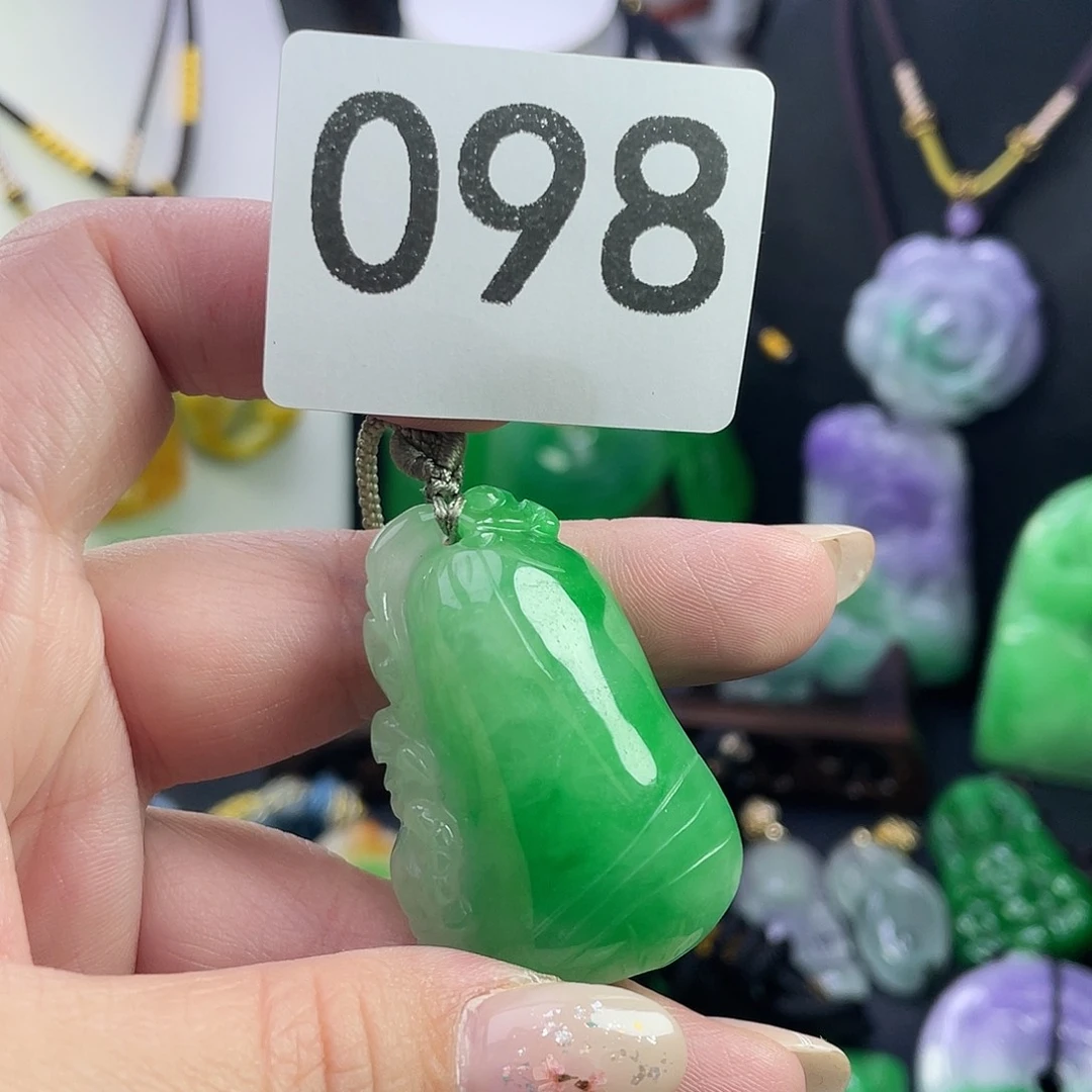 翡翠未镶嵌吊坠(赠链)