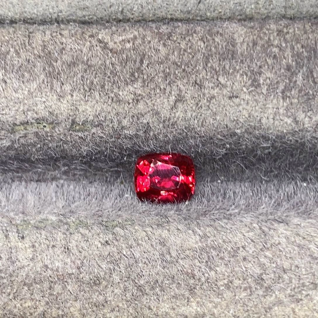 尖晶石裸石98分天然玻璃体满火彩满荧光绝地武士