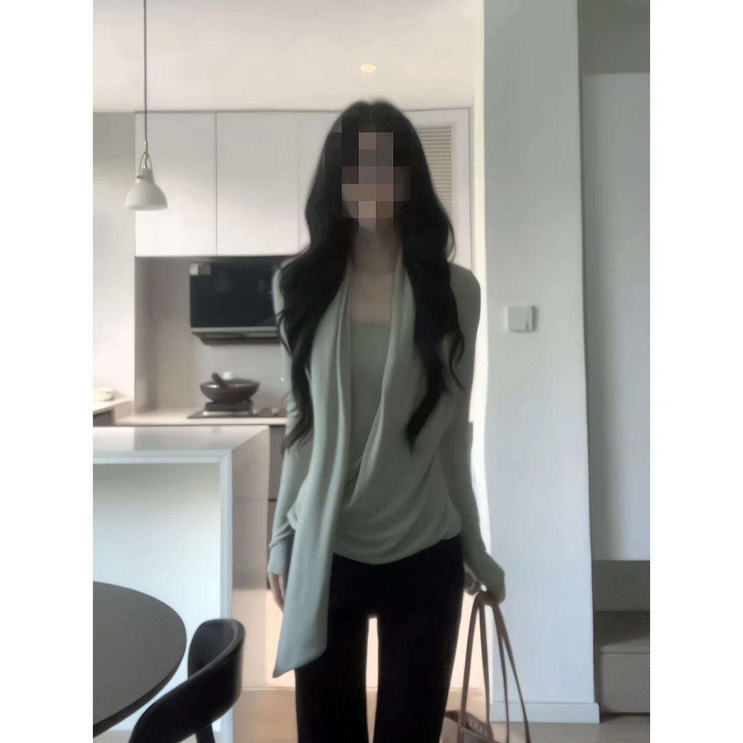 挂脖露肩长袖舒适针织衫一字肩上衣黑色微喇西装裤直筒喇叭裤子女