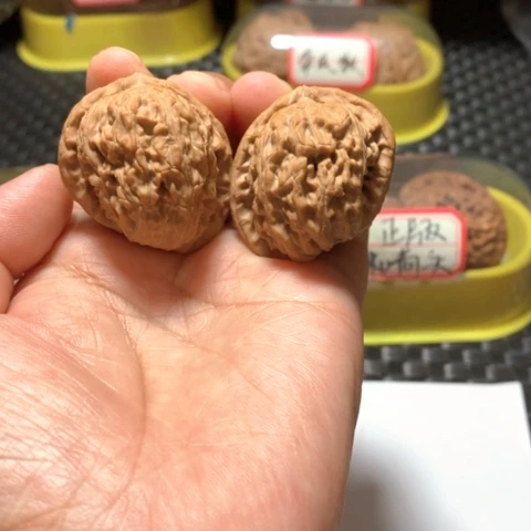 文玩核桃吊坠三角白异形