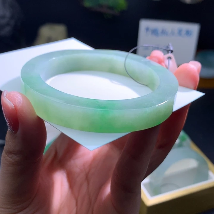 定制翡翠未镶嵌翡翠手镯