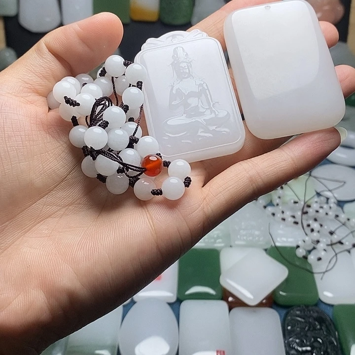 颈饰未镶嵌石英质玉（金丝玉）