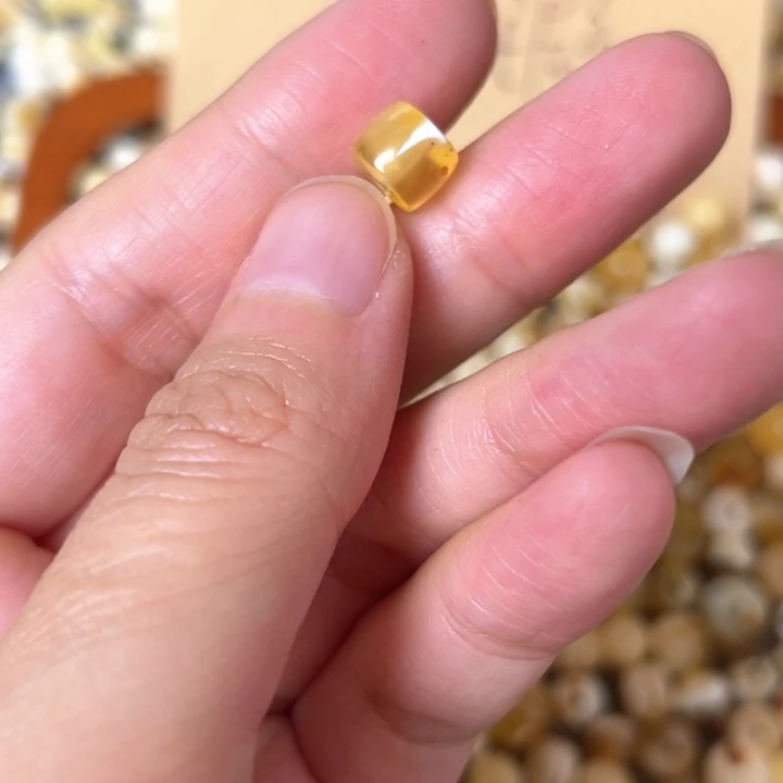 蜜蜡未镶嵌裸石7.9mm一个