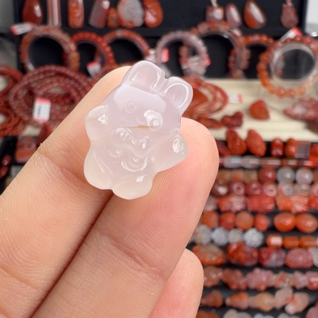 南红玛瑙未镶嵌颈饰兔子