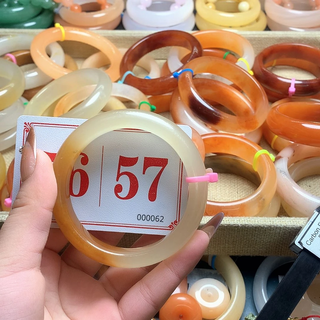 未镶嵌石英质玉（黄龙玉）手镯