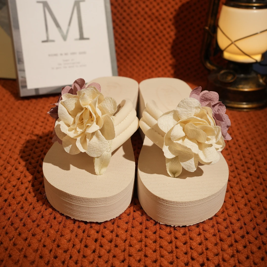 2025拼色花朵新款夏季外穿人字拖时尚厚底坡跟百搭沙滩凉拖夹脚拖