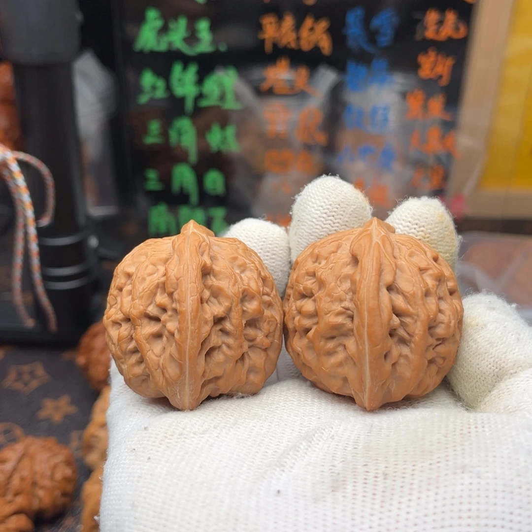 文玩核桃吊坠红锦里