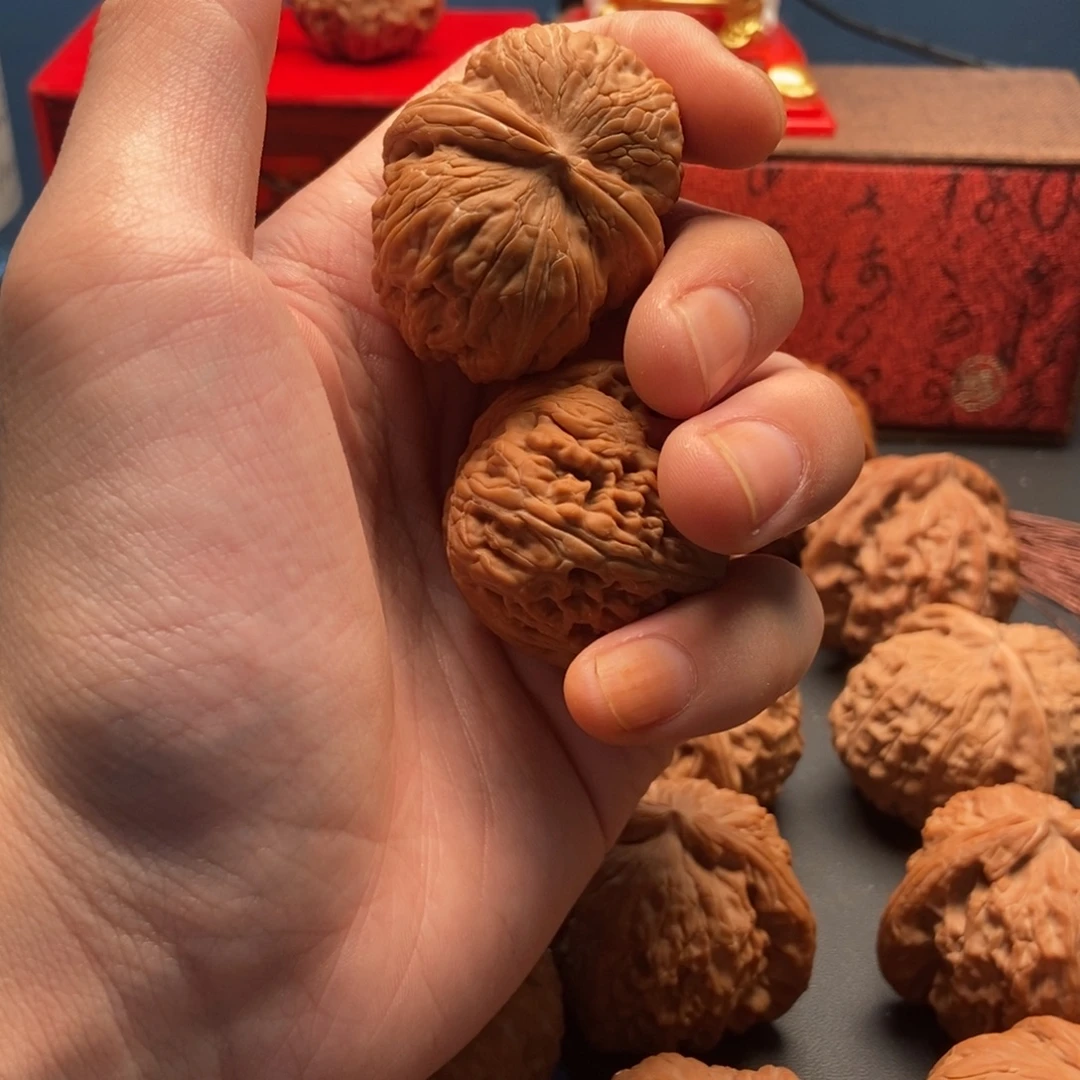 一***态文玩核桃吊坠元宝