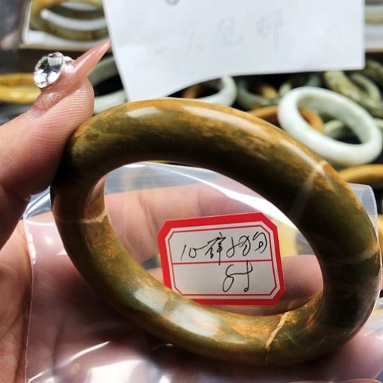蛇纹石玉手镯未镶嵌心***?