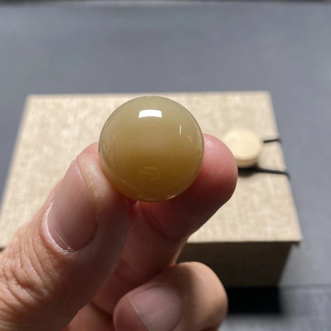 和田玉糖玉圆珠20mm 细度过灯 糖色漂亮 局部有轻微水线 配珠单珠