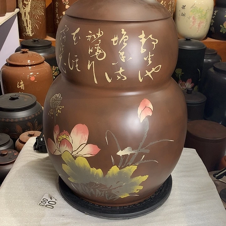 两个古铜色葫芦罐。