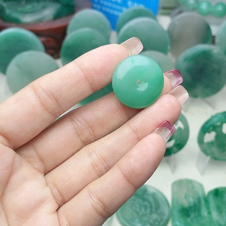 颈饰未镶嵌石英质玉