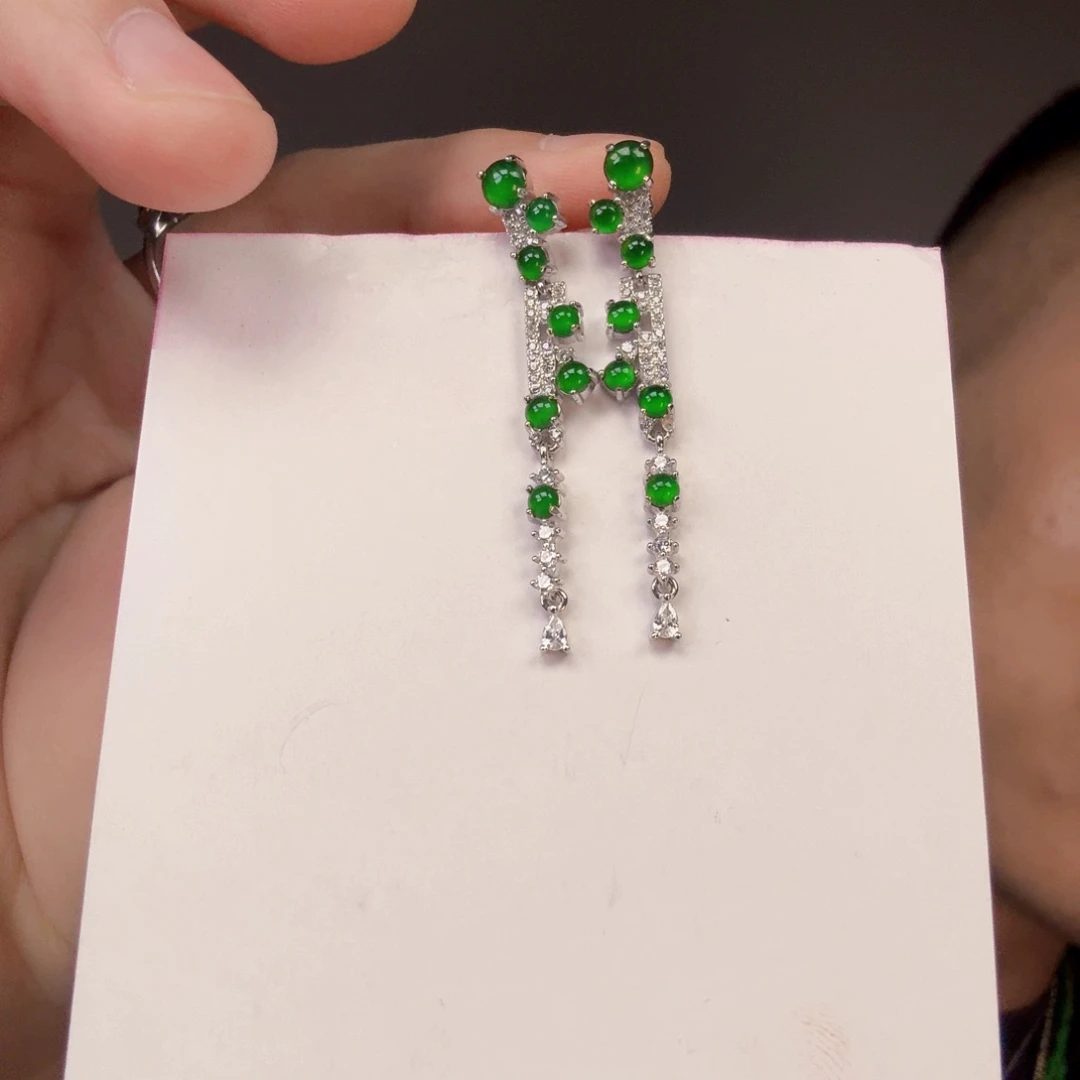 翡翠未镶嵌颈饰一对