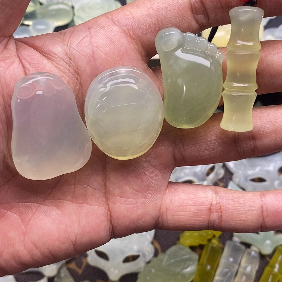陆***仙未镶嵌蛇纹石玉颈饰