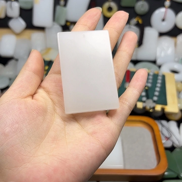 小***样石英质玉未镶嵌颈饰