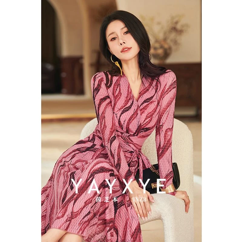 开春穿搭粉色减龄温柔条纹印花v领系带收腰显瘦连衣裙女
