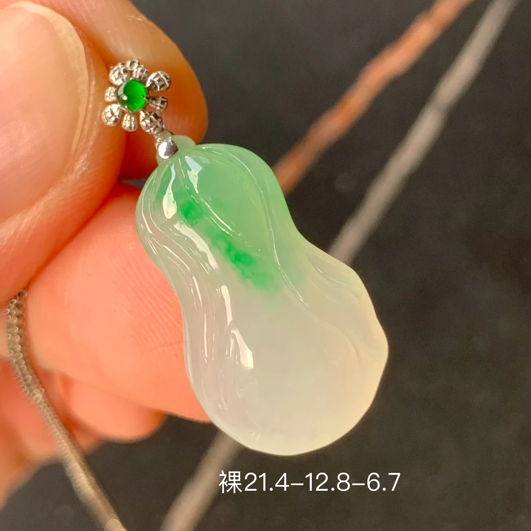 冰阳绿百财白菜翡翠吊坠 颜色亮 清新淡雅 镶嵌精致
