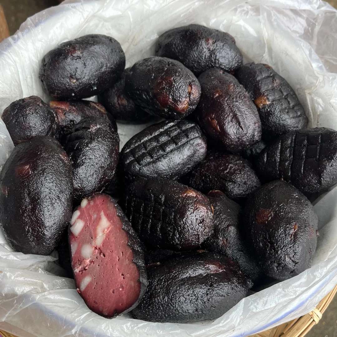 农家柴火烟熏猪血丸子 血豆腐