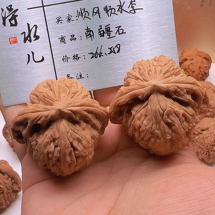 顺***李桃核吊坠南疆石狮子头