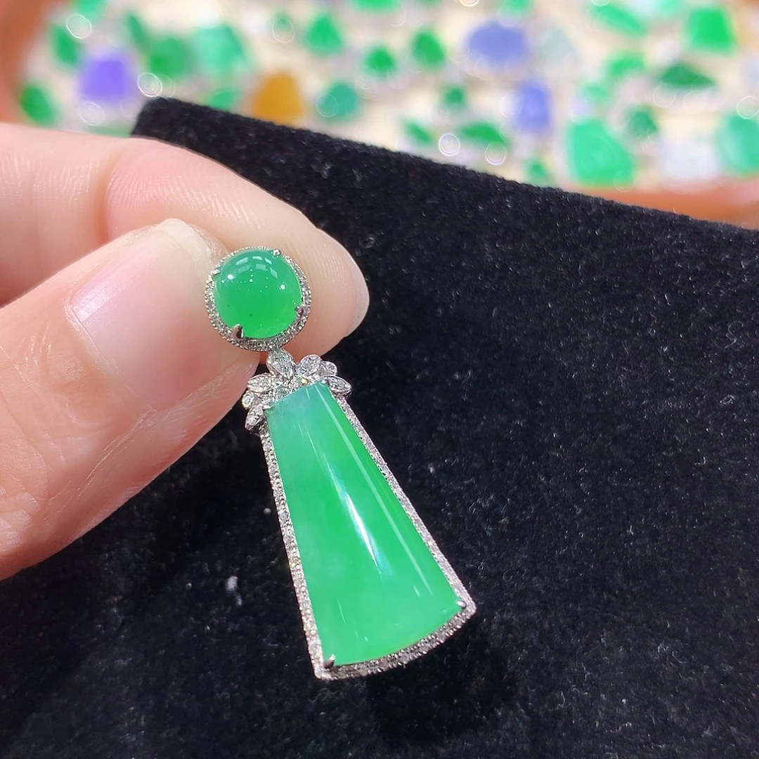 翡翠18K金镶嵌颈饰
