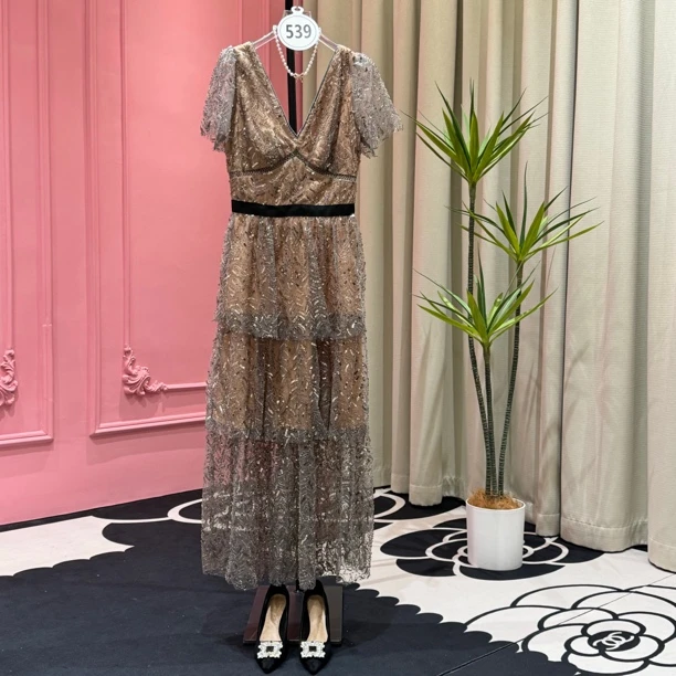 【甄菲】新款礼服式V领亮片钉珠绣花连衣裙中长款。