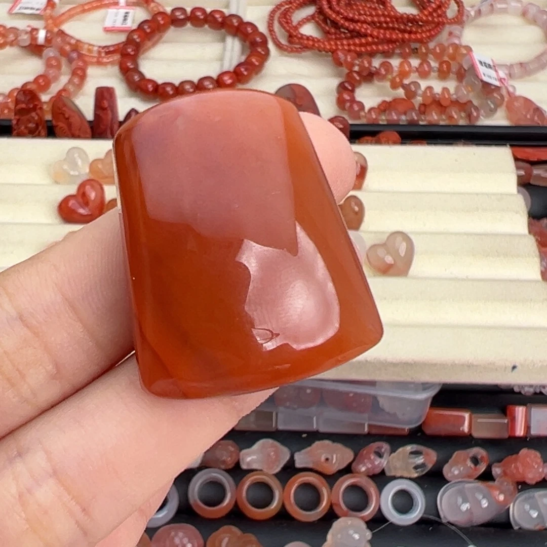 荣***哥南红玛瑙未镶嵌颈饰无事牌