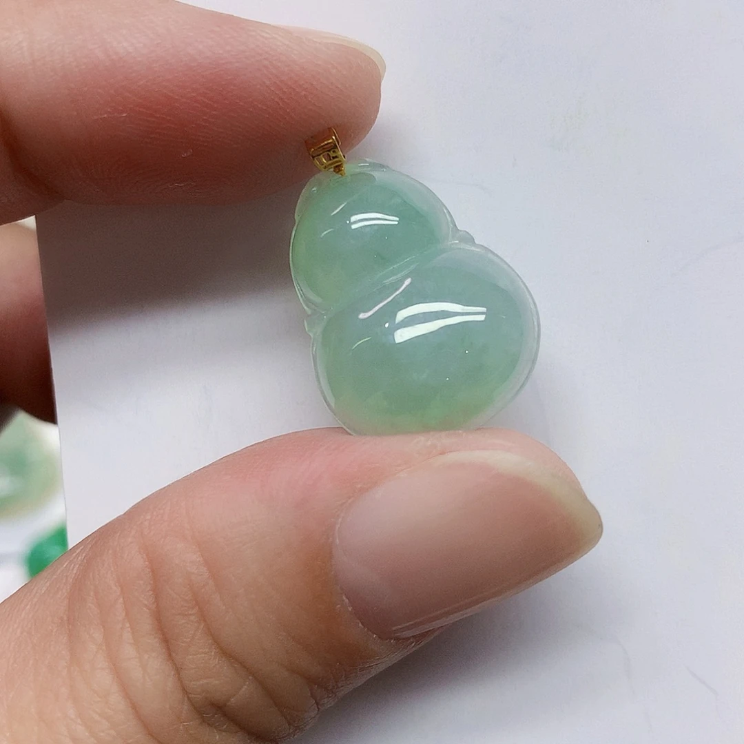 颈饰18K金镶嵌翡翠葫芦