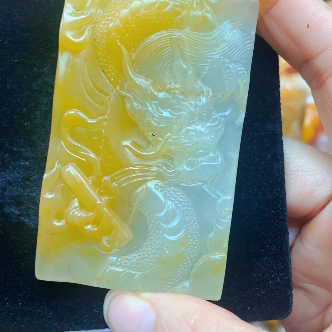 未镶嵌石英质玉（黄龙玉）颈饰