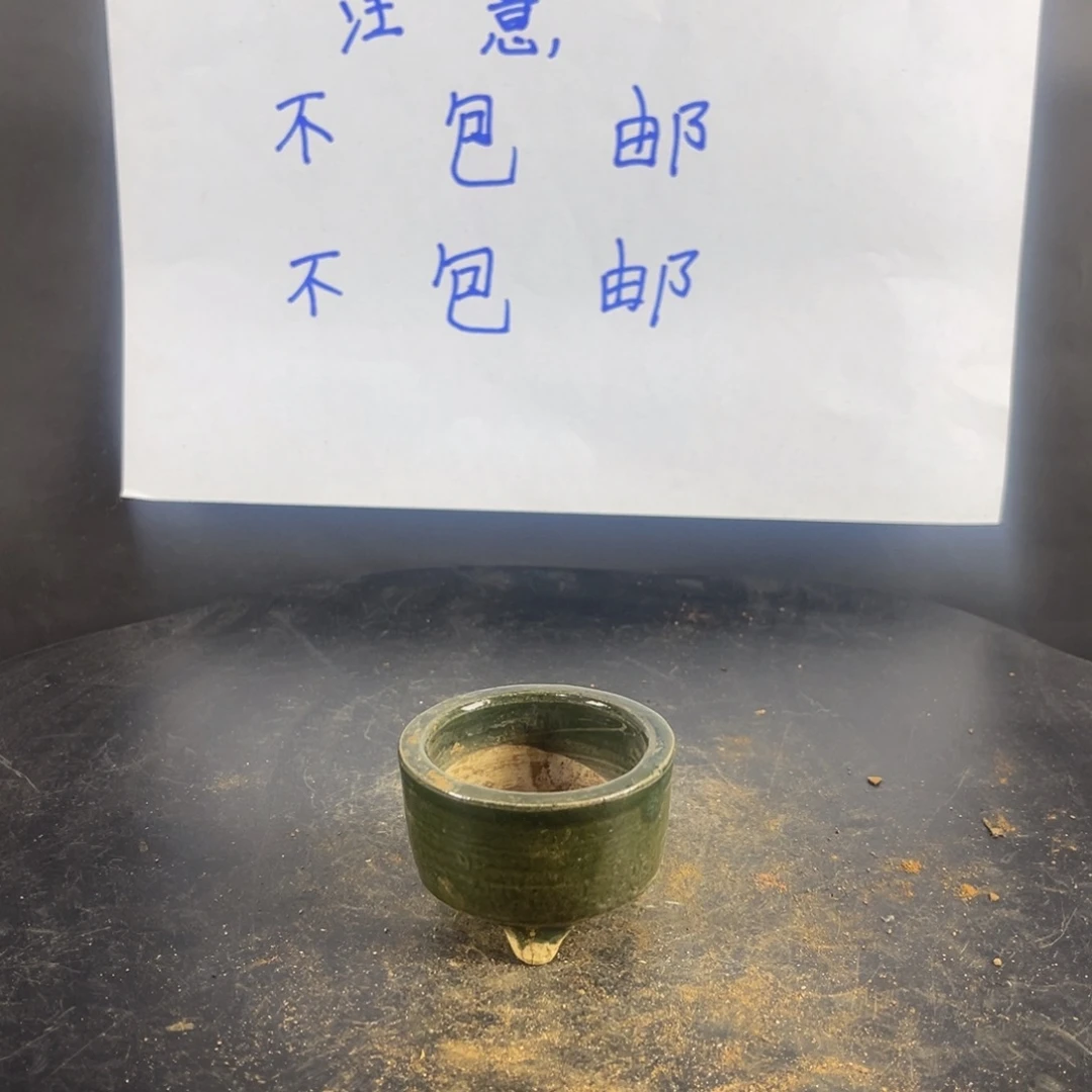 罐漂亮的小瓷器和