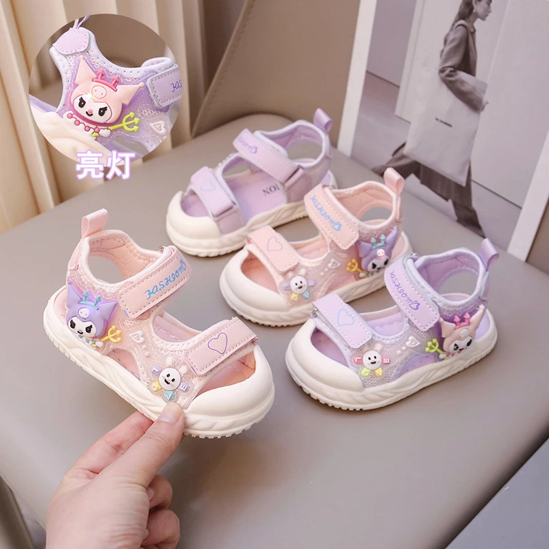 女童包头凉鞋2025夏新款中小童亮灯沙滩鞋透气防滑软底库洛米凉鞋