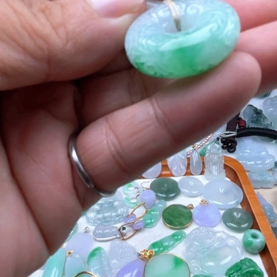 翡翠未镶嵌颈饰翡翠冰绿回纹扣