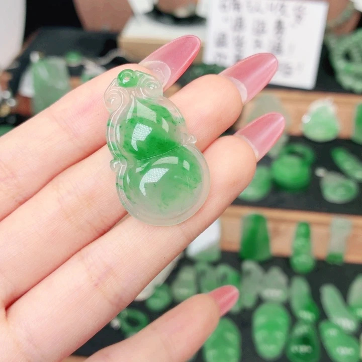 石英质玉（非洲翠）未镶嵌颈饰