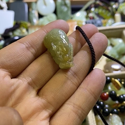 和田玉未镶嵌颈饰一个