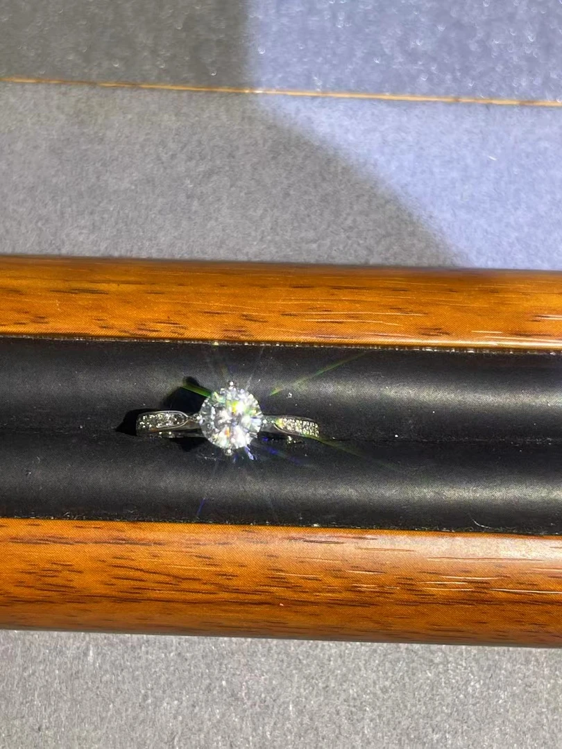 a2025白色满镶四爪戒指多样性发货