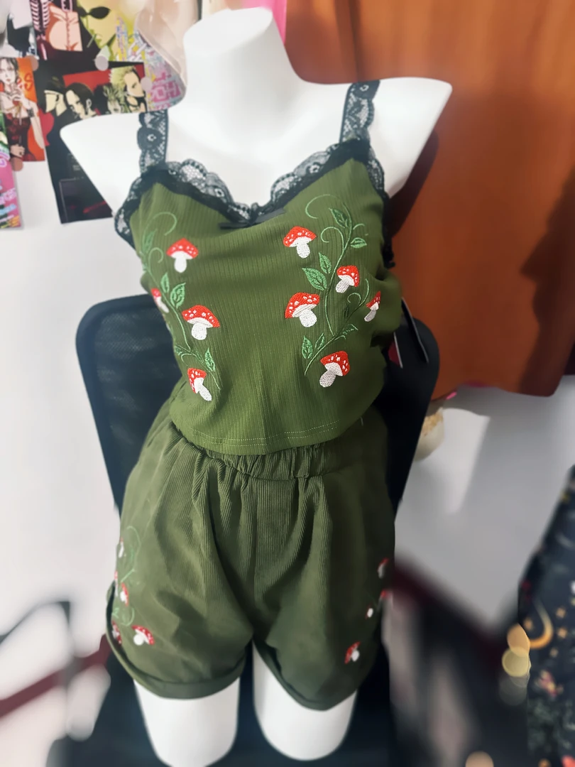 灯芯绒绿色蘑菇短裤