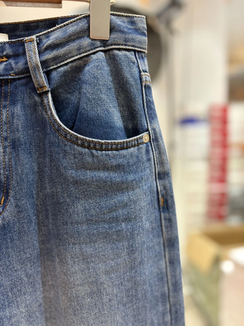 [十一]品牌撤柜微瑕  春秋女士蓝色牛仔裤直筒丹宁牛仔裤 ZK125