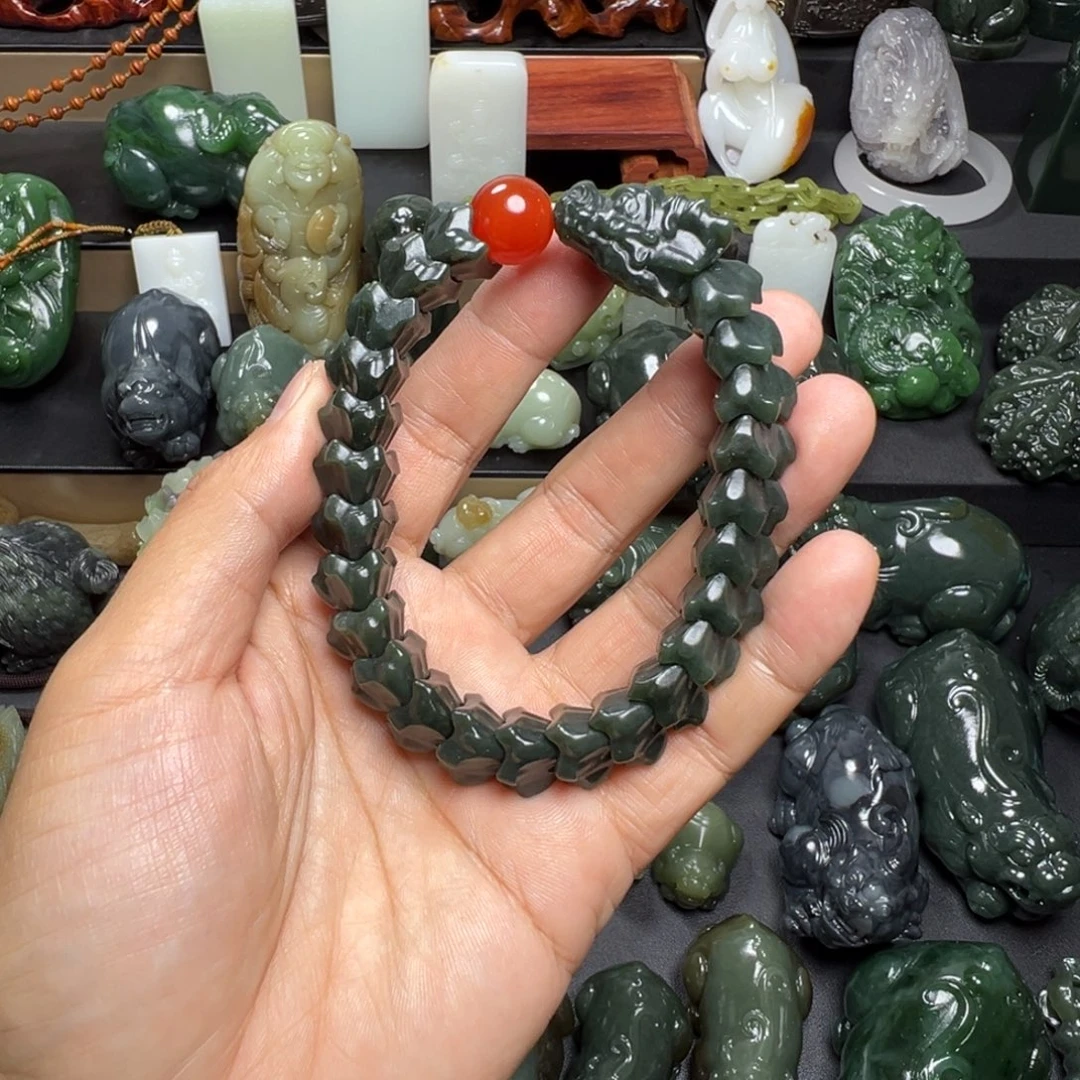 村***人和田玉未镶嵌把件