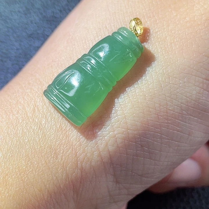 翡翠颈饰18K金镶嵌翡翠