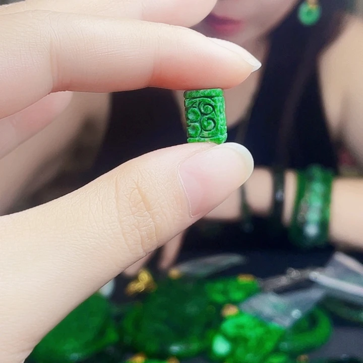 颈饰未镶嵌翡翠多样性