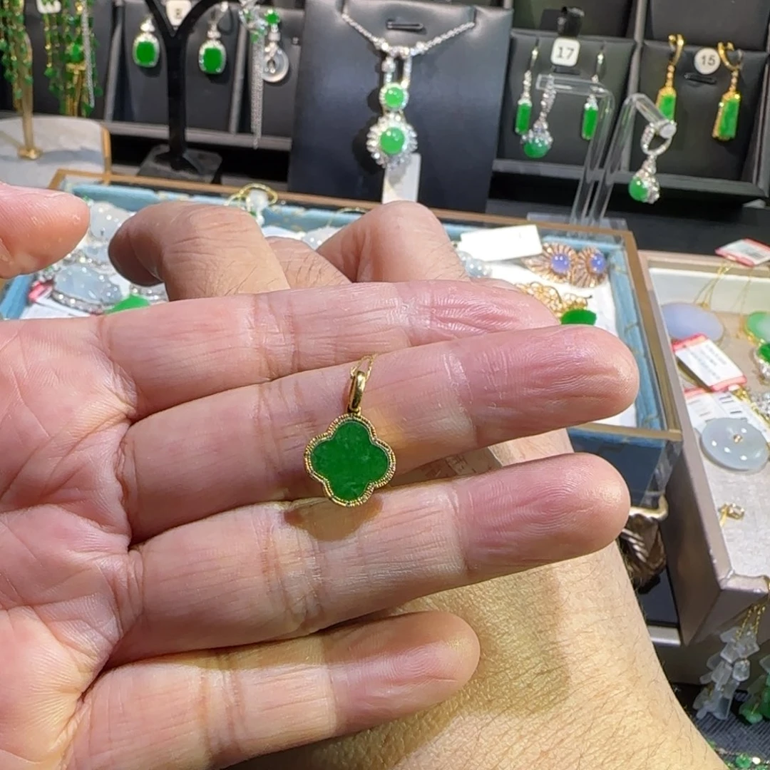翡翠18K金镶嵌颈饰吊坠
