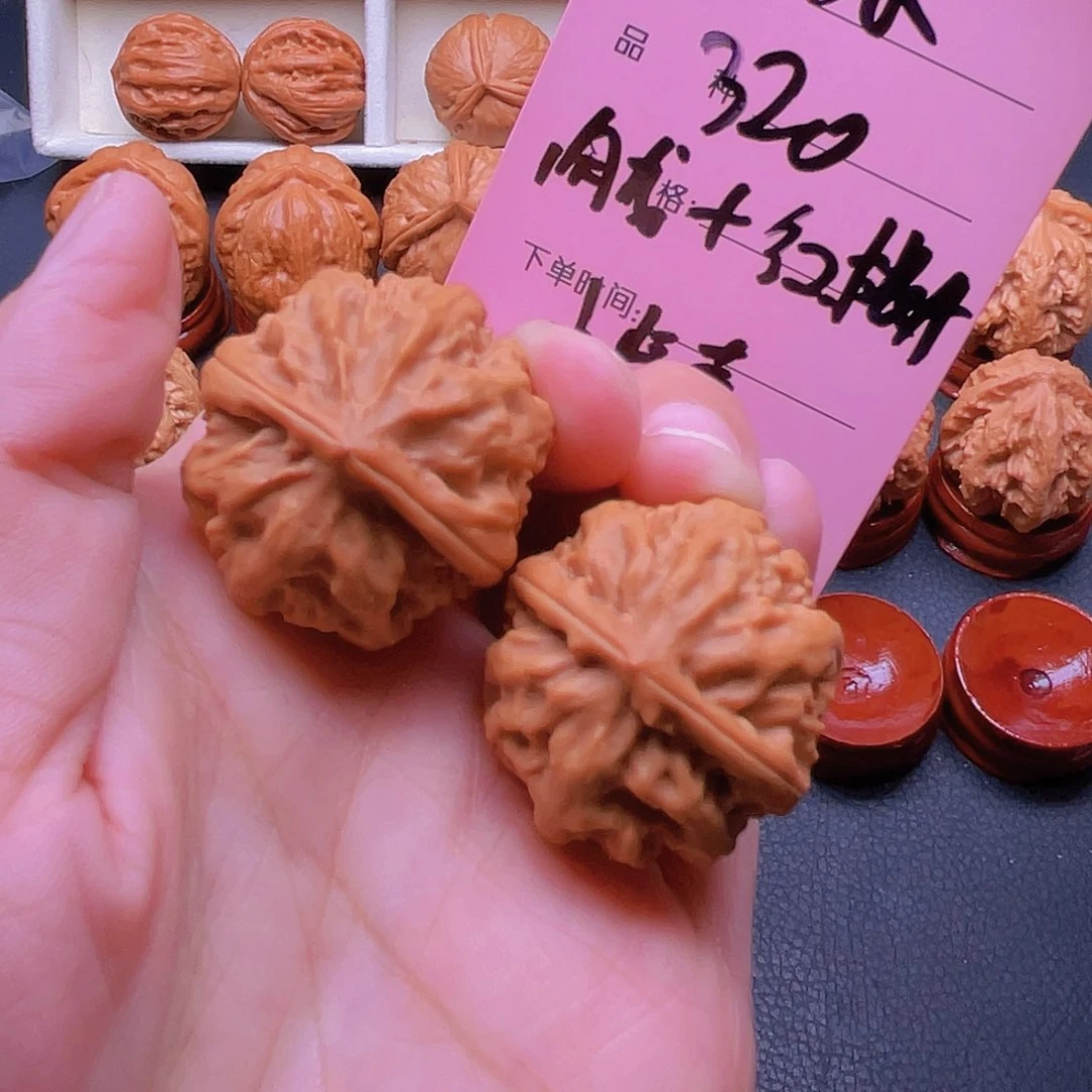 把件文玩核桃红桃A加肉龙
