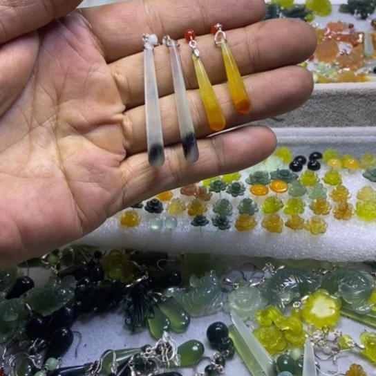 蛇纹石玉未镶嵌耳钉
