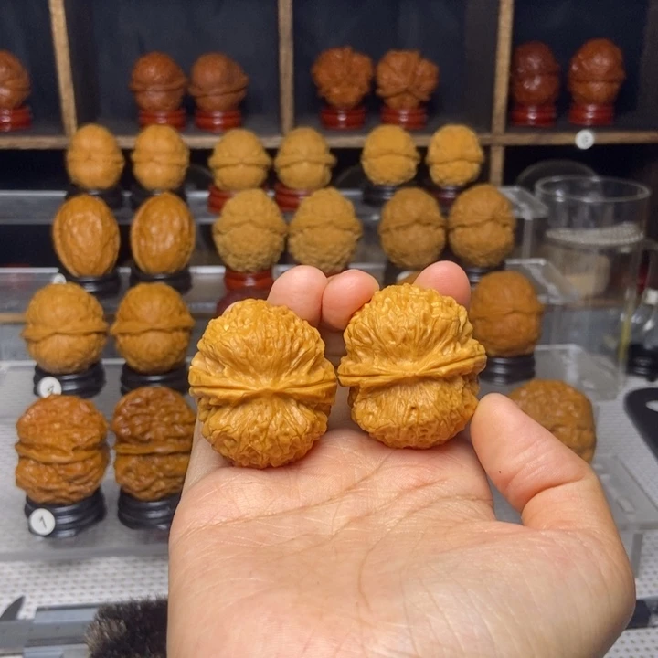 文玩核桃吊坠麒麟王绣球22