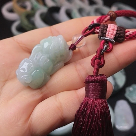 翡翠未镶嵌颈饰貔貅