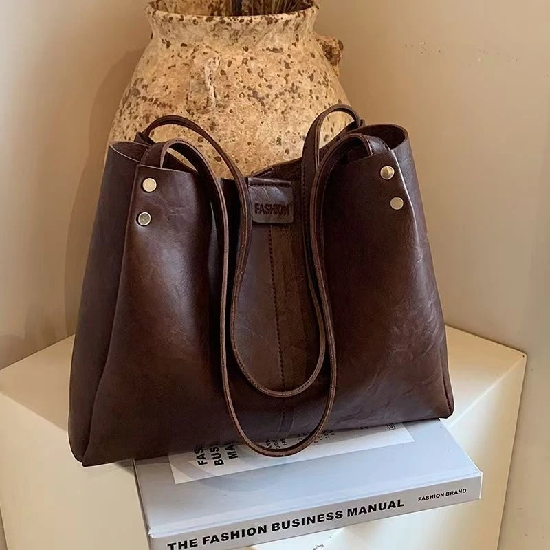 大容量爆款托特包包2025秋冬复古单肩宽带斜挎包大学生上课通勤包