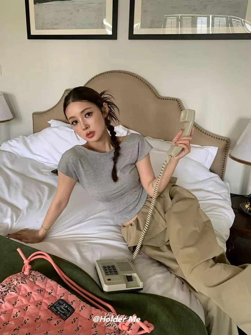 设计感U领正肩短袖T恤女2025夏季新款小众减龄露背短款上衣潮