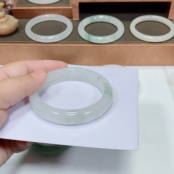 1***户石英质玉未镶嵌手镯