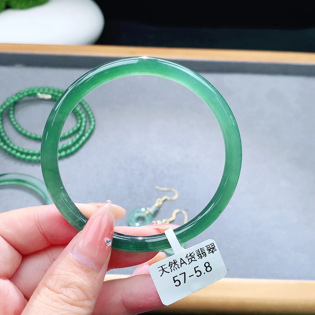 未镶嵌手镯（圆镯）翡翠