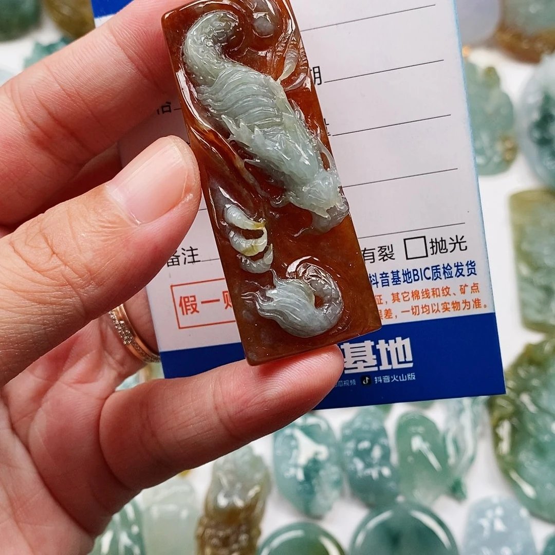 翡翠未镶嵌颈饰龙